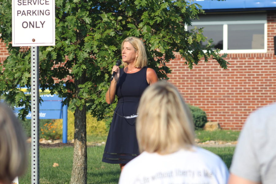 Tana Goertz speaking to Mask Choice 4 Kids rally audience, photo by Max Wolf